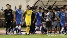Zulham Zamrun menjadi kapten Mitra Kukar setelah Bayu Pradana absen karena cedera saat melawan Persib Bandung pada babak 8 besar Piala Presiden 2017 di Stadion Manahan, Solo, Sabtu (25/2/2017).  (Bola.com/Nicklas Hanoatubun)