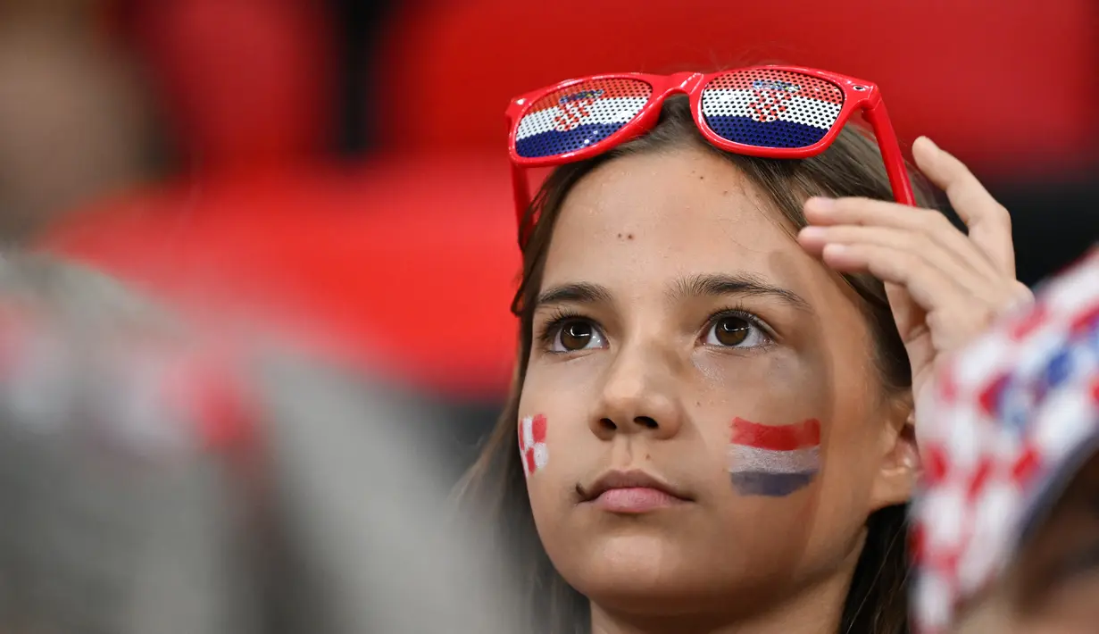 Seorang fans wanita Kroasia menghadiri pertandingan Grup F Piala Dunia Qatar 2022 antara Kroasia dan Belgia di Stadion Ahmad Bin Ali di Al-Rayyan, barat Doha pada 1 Desember 2022. (AFP/Ozan Kose)