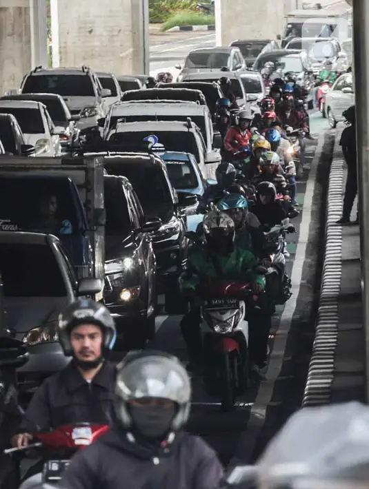 Sejumlah kendaraan roda dua melintas di jalur sepeda di Cipete Raya, Jakarta, Jumat (22/11/2019). Walaupun kendaraan yang melewati jalur sepeda akan dikenai sanksi denda Rp500.000, masih banyak pengendara yang masih bandel melintas dikarenakan kepadatan arus lalu lintas. (Liputan6.com/Faizal Fanani)