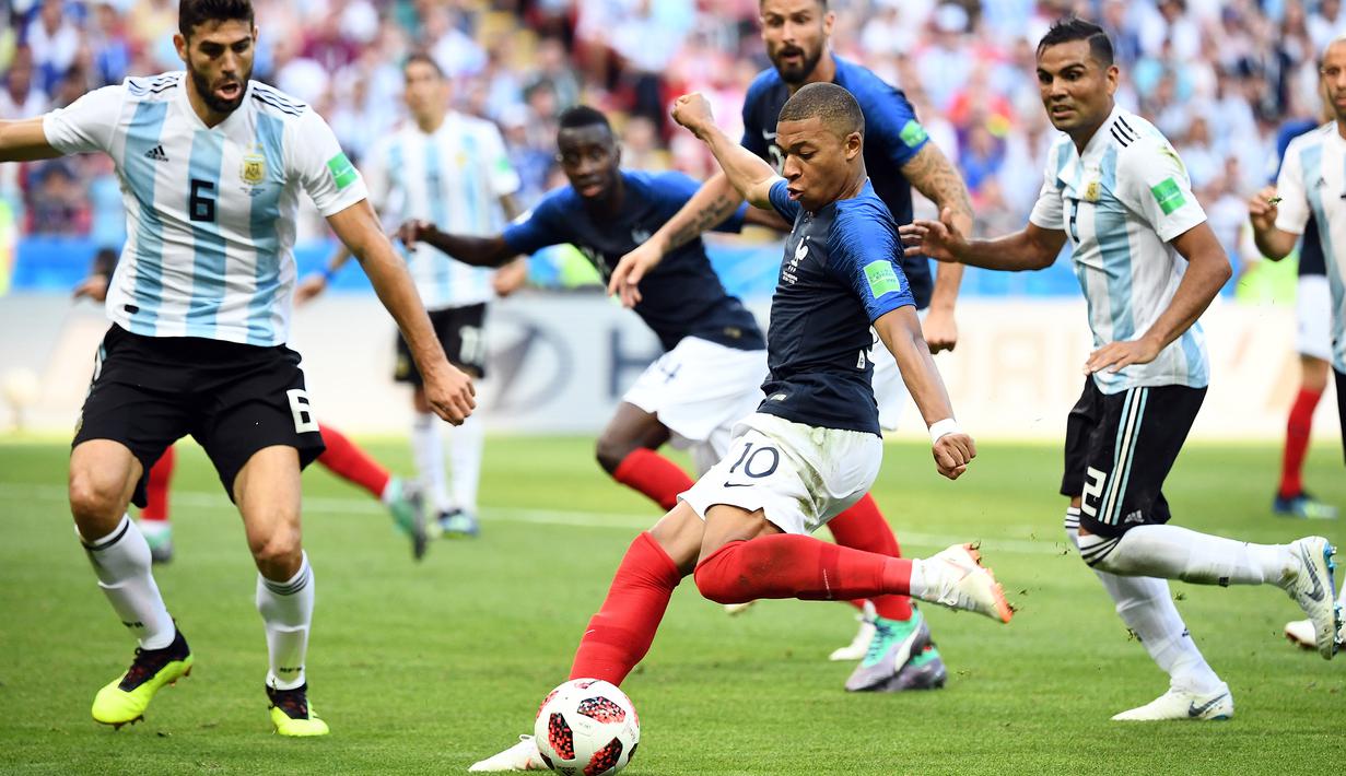 Striker Argentina, Kylian Mbappe, berusaha melakukan tembakan saat melawan Argentina pada laga 16 besar Piala Dunia di Kazan Arena, Kazan, Sabtu (30/6/2018). Prancis menang 4-3 atas Argentina. (AFP/Franck Fife)