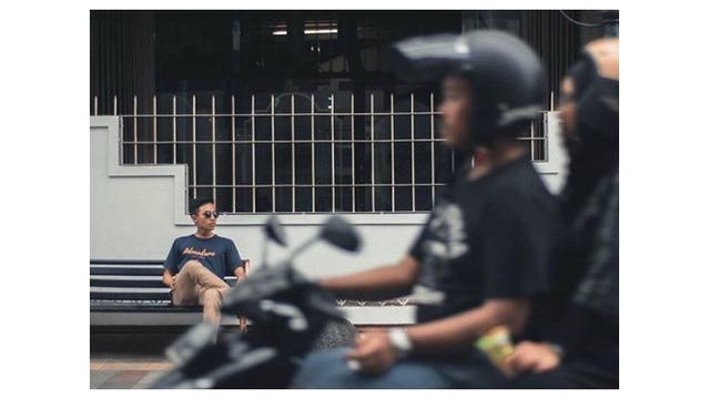 Momen Lucu Kendaraan Lewat Saat Foto Bersama Ini Bikin Tepuk Jidat