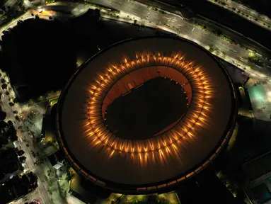 Stadion Maracana diterangi dengan cahaya keemasan untuk menghormati legenda sepak bola Brasil Pele, di Rio de Janeiro, Brasil (29/12/2002). Ikon sepak bola Brasil Pele, yang secara luas dianggap sebagai pemain terhebat sepanjang masa dan pemenang Piala Dunia tiga kali yang mendalangi "permainan indah", meninggal pada Kamis dalam usia 82 tahun. (AFP/Mauro Pimentel)