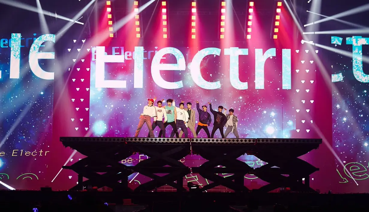 Konser ini tak hanya menyuguhkan aksi dari delapan personel EXO saa, mereka juga menampilkan solo stage dari personelnya. Di awali dengan dance performance oleh Sehun dan Kai. (Foto: twitter.com/weareoneEXO)