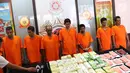 Tersangka beserta barang bukti kasus narkotika jaringan Malaysia-Sumatera saat rilis di Jakarta, Senin (4/2). Direktorat Tindak Pidana Narkoba Bareskrim Mabes Polri menangkap delapan tersangka dari dua kasus berbeda. (Liputan6.com/Immanuel Antonius)