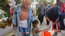 Pihak KAI Commuter juga membagikan bendera kecil, hadiah coklat kepada penumpang anak-anak. (merdeka.com/Arie Basuki)