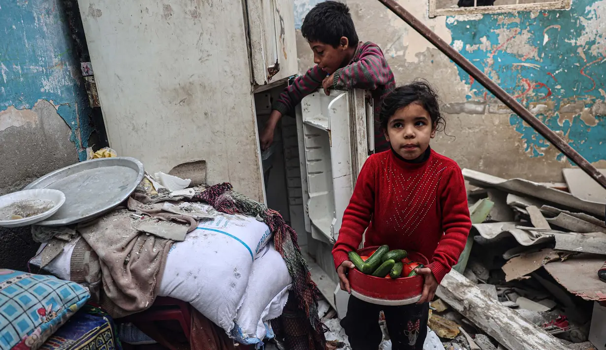 Penduduk Kota Rafah terus menghadapi ancaman besar dalam upaya mereka untuk bertahan hidup  (SAID KHATIB/AFP)