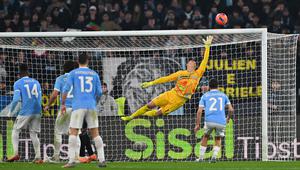 Kiper Cremonese, Emil Audero Mulyadi melakukan penyelamatan hebat saat bertandang ke markas Lazio    dalam lanjutan Serie A 2025/2026 di Stadion Olimpico Roma, Minggu (12/12/2025) dini hari WIB. (AFP/Andreas Solaro)