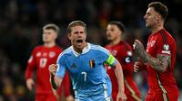 Gelandang Timnas Belgia, Kevin De Bruyne, merayakan gol yang dicetaknya ke gawang Wales dalam laga Grup J Kualifikasi Piala Dunia 2026 zona Eropa di Cardiff City Stadium, Selasa (14/10/2025) dini hari WIB. (Paul ELLIS / AFP)
