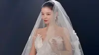 Pesona Kim Yoo Jung Berbalut Gaun Pengantin di Drama Dear X Episode 10