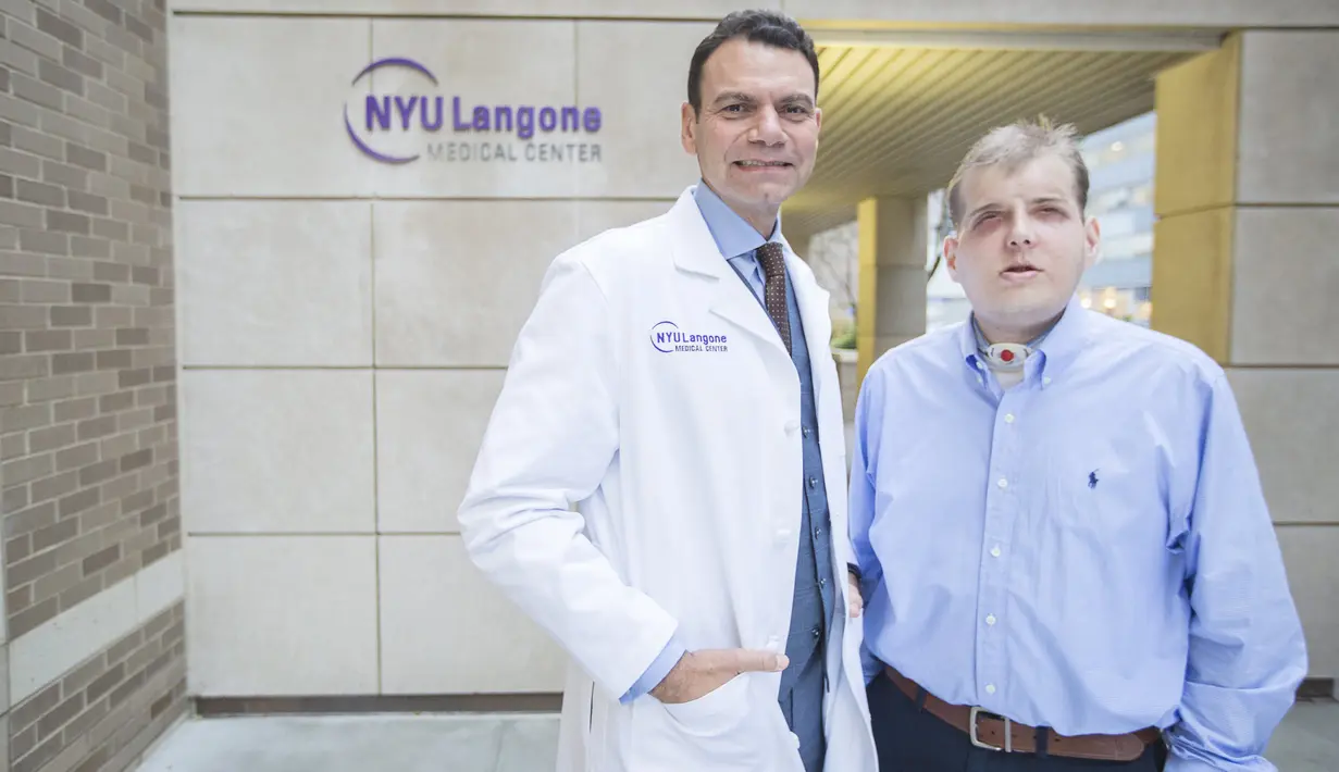 Petugas pemadam kebakaran Patrick Hardison (kanan) dan seorang ahli bedah plastik  Dr Eduardo Rodriguez D di Langone Medical Center NYU, New York, Amerika Serikat, (16/11/2015). Hardison mengalami luka diwajahnya saat melakukan penyelamatan. (REUTERS)