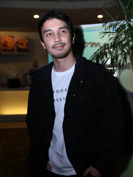 Aktor muda Dimas Aditya dikabarkan tengah menjalin hubungan asmara dengan Tika Bravani, lawan mainnya di sebuah sitkom. (Nurwahyunan/Bintang.com)