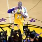 Ekspresi emosional Kobe Bryant setelah pertandingan terakhirnya bersama Los Angeles Lakers melawan Utah Jazz di Los Angeles, California, AS, (13/4/2016). Kobe Bryant pensiun dari basket setelah NBA musim ini berakhir. (AFP/Frederic J. Brown)