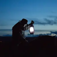 Ilustrasi lampu, cahaya, malam hari. (Photo by Priscilla Du Preez on Unsplash)