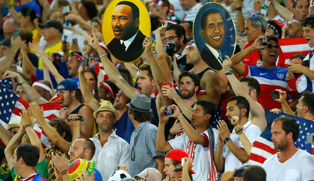 Suporter the Yanks mengangkat gambar Presiden Barrack Obama dan aktivis kemanusiaan, Martin Luther King Jr, saat menyaksikan laga Ghana kontra Amerika Serikat di Dunas Arena, Brasil, (17/6/2014). (REUTERS/Brian Snyder)