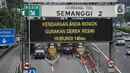Sejumlah pengguna jasa tol saat melakukan transaksi pembayaran di gerbang tol Semanggi, Jakarta, Sabtu (5/11/2022). Pemerintah berencana untuk mengimplementasikan bayar tol nontunai 'jarak jauh' atau nirsentuh mulai Desember 2022.  Sistem MLFF ini diharapkan bisa berjalan dengan baik dan dapat digunakan di seluruh ruas tol pada akhir 2023. Dengan demikian, maka pada 2024 semua ruas tol menggunakan sistem MLFF. (Liputan6.com/Faizal Fanani)