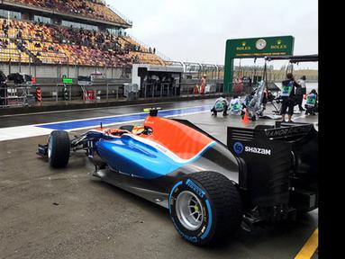 Pebalap Manor Racing asal Indonesia, Rio Haryanto, berada di posisi ke-14 dalam latihan bebas ketiga F1 GP China di Sirkuit Internasional Shanghai, China, Sabtu (16/4/2016). (Bola.com/Twitter/Manorracing)