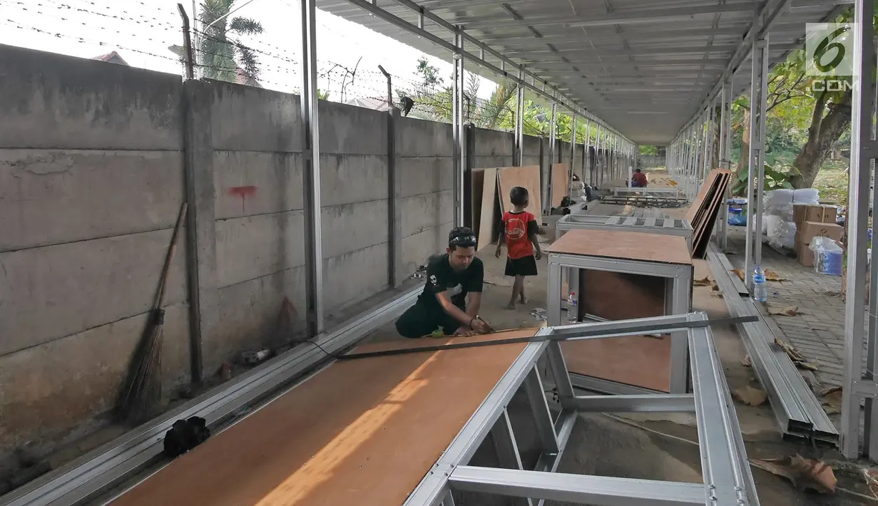 Pekerja menyelesaikan bangunan di Bursa Pasar Ikan dan Hewan Jatinegara, Jakarta, Jumat (21/6/2019). Sejak Senin (17/6) pedagang ikan hias di Pasar Hewan Jatinegara mulai direlokasi ke Lapangan Jenderal Urip Sumihardjo guna mengembalikan fungsi trotoar. (Liputan6.com/Herman Zakharia)