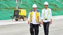 Menurut Presiden, saat ini progres pengerjaan jalan tol tersebut telah mencapai hampir 55 persen. Kepala Negara berharap jalan tol tersebut bisa dipakai pada pertengahan tahun 2024 mendatang. (Foto: Dok. Sekretariat Presiden)