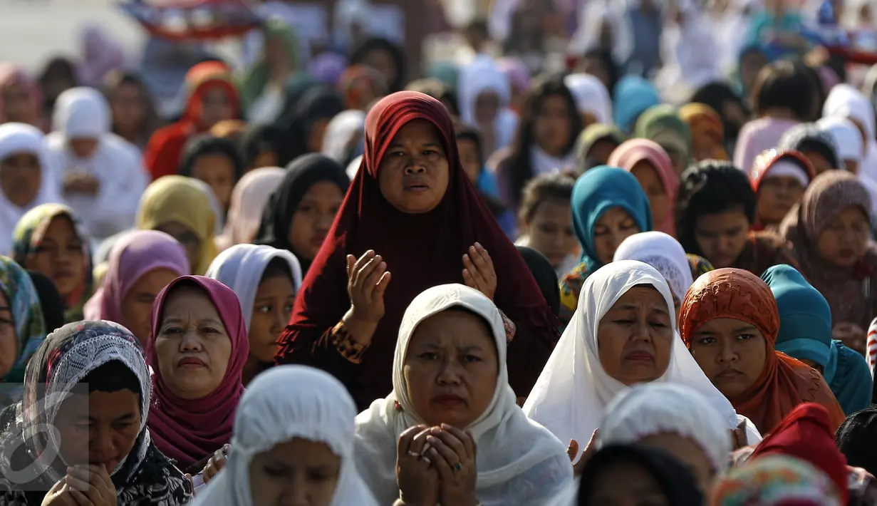 Umat Muslim di kawasan Jatinegara dan sekitarnya melaksanakan sholat Idul Adha 1436 H, Jakarta, Kamis (24/9/2015). Ruas Jalan Jatinegara Barat disulap menjadi tempat pelaksanaan salat. (Liputan6.com/Yoppy Renato)