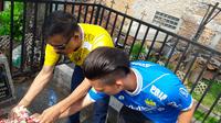 Kim Jeffrey Kurniawan dan manajer Persib Bandung, Umuh Muchtar berziarah ke makam pendiri PSSI. (Bola.com/Erwin Snaz)