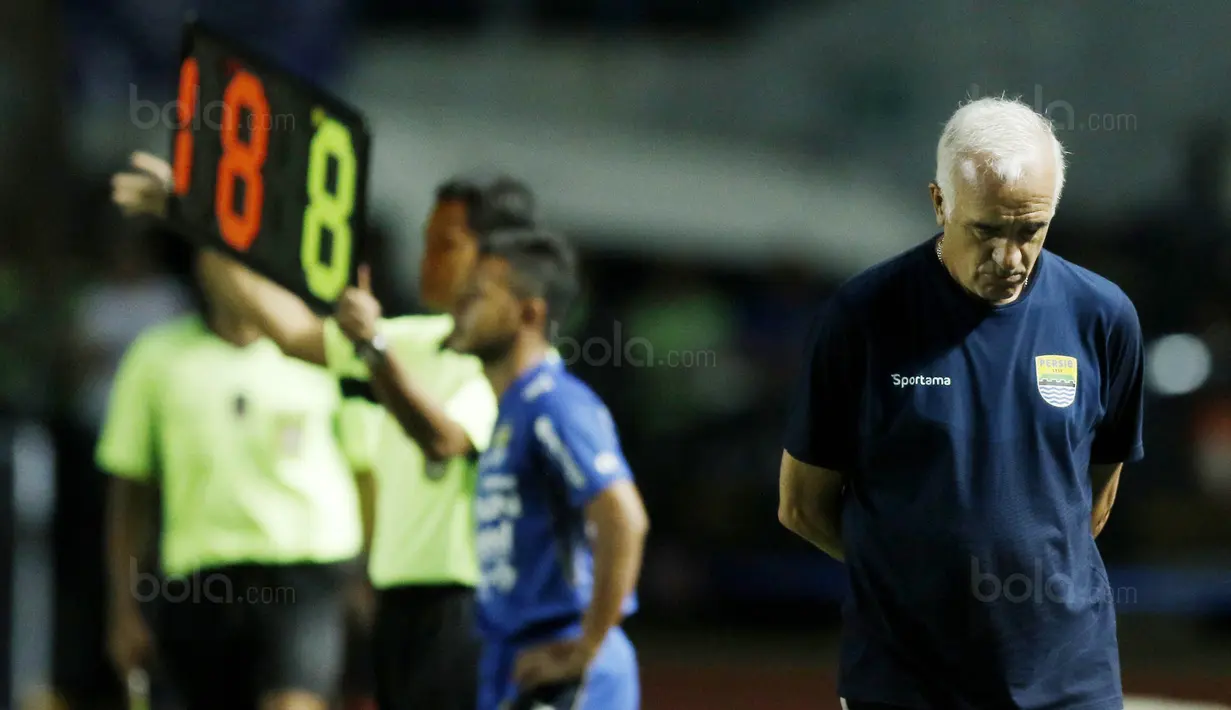 Pelatih Persib, Mario Gomez, tertunduk lesu saat pertandingan melawan PSM pada laga Piala Presiden di Stadion GBLA, Bandung, Jumat (26/1/2018). Persib takluk 0-1 dari PSM. (Bola.com/M Iqbal Ichsan)