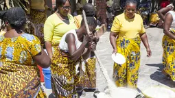 Anggota keluarga mempelai wanita menyiapkan makanan dalam upacara Icilanga Mulilo di Lusaka, ibu kota Zambia (5/9/2020/). Icilanga Mulilo, merupakan upacara sebelum pernikahan di mana mempelai pria disajikan makanan yang disiapkan oleh keluarga mempelai wanita. (Xinhua/Martin Mbangweta)