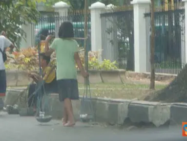 Kisah Anak-Anak Penjual Cobek di Bandung