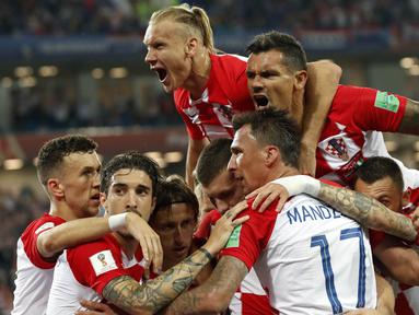 Para pemain Kroasia merayakan gol yang dicetak oleh Luka Modric ke gawang Nigeria pada laga Piala Dunia di Stadion Kaliningrad, Rusia, Minggu (17/6/2018). Kroasia menang 2-0 atas Nigeria. (AP/Petr David Josek)