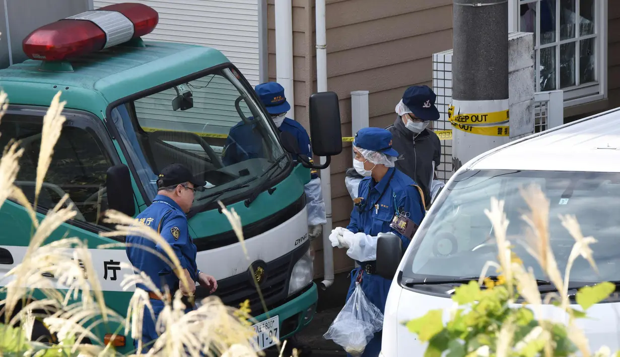 Petugas saat memeriksa kediaman pelaku mutilasi sembilan mayat di Zama, Prefektur Kanagawa, Jepang, (31/10). Kesembilan mayat tersebut terdiri dari delapan perempuan dan satu pria. (AFP Photo/Toru Yamanaka)