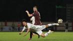 Pemain Persija Jakarta, Marko Simic (belakang) berebut bola dengan pemain Korea Selatan U-23, Lee Eun-beom pada laga uji coba di Stadion PTIK, Jakarta, (21/6/2018). Persija kalah 1-3. (Bola.com/ Nick Hanoatubun)