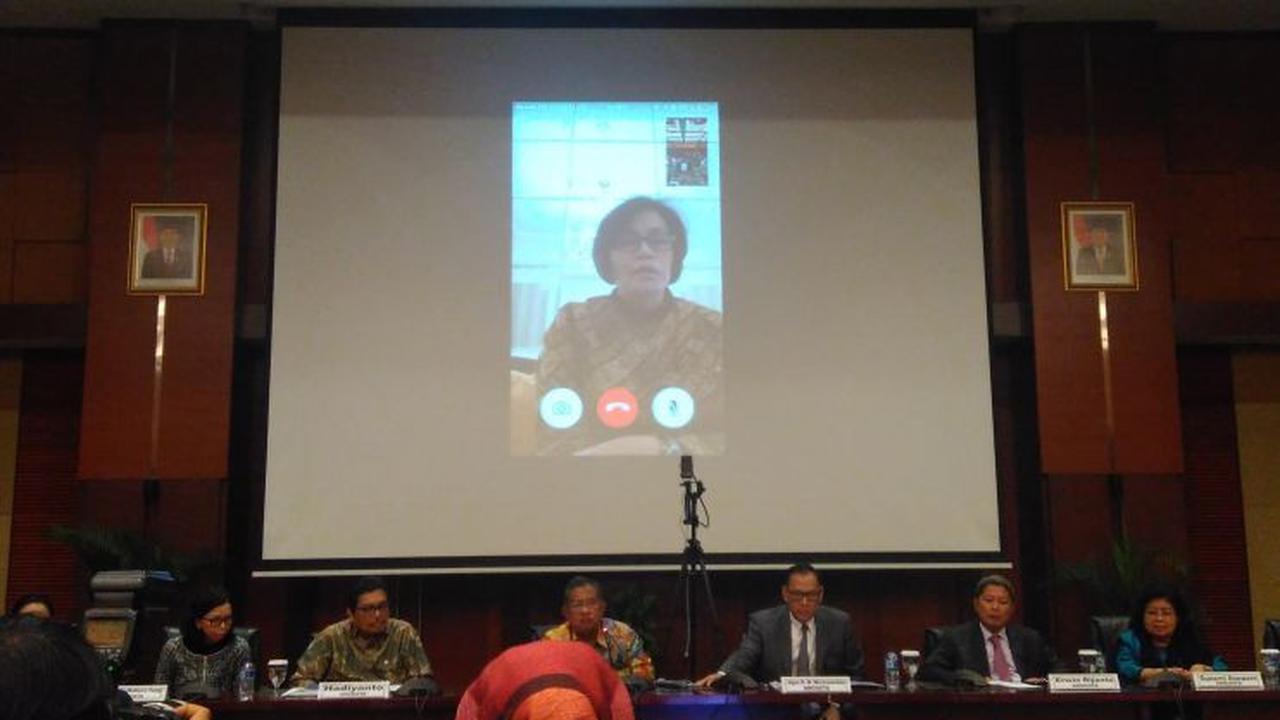 Menteri Keuangan (Menkeu) Sri Mulyani Indrawati selaku Ketua Pansel Seleksi DK OJK melakukan video call dalam konferensi pers seleksi tahap III, Senin (6/3/2017). (Foto: Fiki/Liputan6.com)