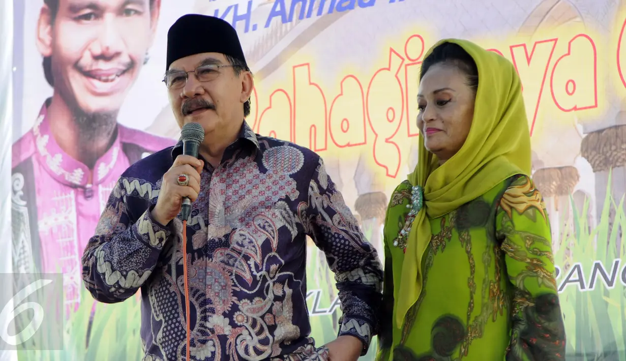 Mantan Ketua KPK Antasari Azhar didampingi sang istri Ida Laksmiwati saat acara pengajian di Lapas Klas I Tangerang, Selasa (8/11). Jelang bebasnya 10 november lapas Tangerang klas I membuat pengajian dan berbagai lomba. (Liputan6.com/Helmi Afandi)