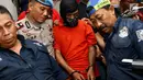 Polisi menggiring tersangka kasus pembunuhan pensiunan TNI AL Hunaedi di Jakarta, Kamis (12/4). Hunaedi dibunuh pada 5 April 2018 lalu. (Liputan6.com/Immanuel Antonius)