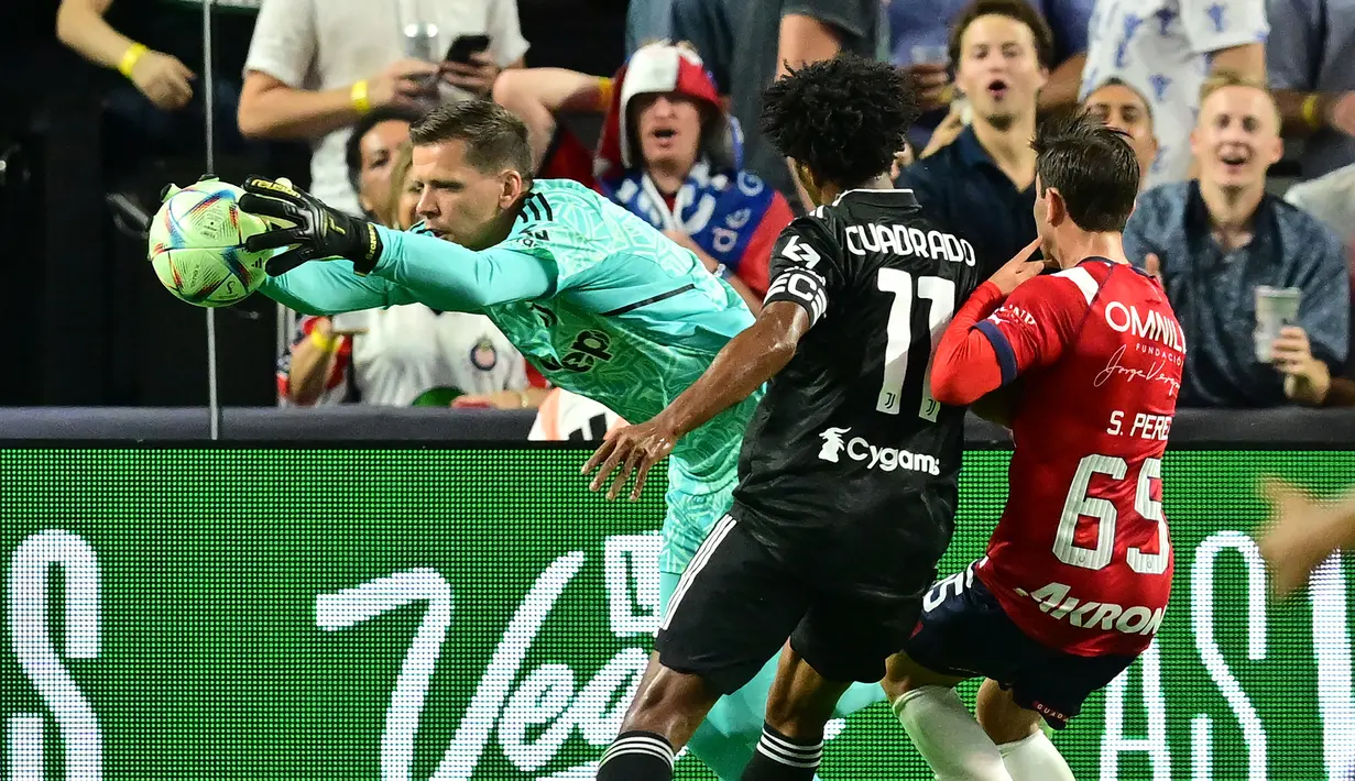 Usai tertinggal, Chivas Guadalajara berusaha keras mencari gol penyeimbang hingga berakhirnya babak pertama. Namun berkat kesigapan Wojciech Szczeny, peluang yang diperoleh Angel Zaldivar di menit ke-33 dan Carlos Cisneros di menit ke-45 belum berbuah hasil. (AFP/Frederic J. Brown)