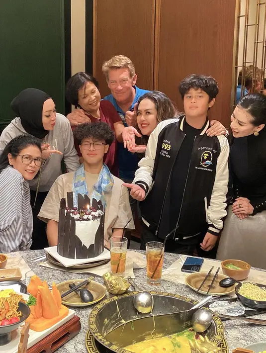 "Makasi ya mbak @dewitanggraeni yang saat aku didalam ajak Keanu jalan2 sampe ke Paris, Belanda dan Belgia, belum lagi tak terhitung karna sering banget ajak Keanu makan2 🥲 kami sungguh berterimakasih dan Allah pasti membalas semua kebaikan mbak Dewi ke aku dan Keanu,"tulis Angelina. [Instagram/angelinasondakh09]