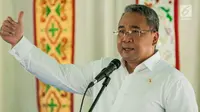 Menteri Desa PDTT, Eko Putro Sandjojo memberikan sambutan saat kunjungan kerja ke proyek padat karya tunai dan Badan Usaha Milik Desa (Bumdes) di Desa Bilalang, Kota Kotamobagu, Sulawesi Utara, Kamis (12/4). (Liputan6.com/Pool)