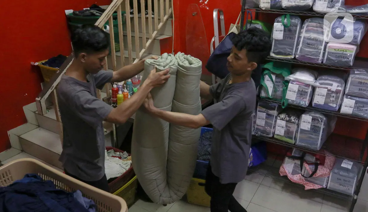 Momentum libur lebaran membawa berkah tersendiri bagi para pengusaha jasa pencucian baju, karpet, jas, sepatu dan gaun. (Liputan6.com/Herman Zakharia)
