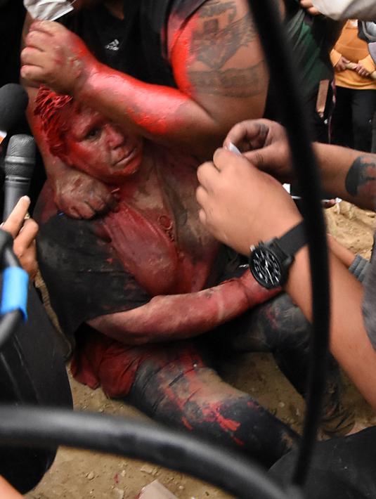 Wali Kota Vinto, Patricia Arce diserang dan dipermalukan oleh demonstran oposisi  Bolovia di dekat Provinsi Cochabamba, 6 November 2019. Amuk massa pro-oposisi itu terjadi setelah dua rekan mereka terbunuh selama konflik dengan kelompok aktivis pro-pemerintah. (STR / AFP)