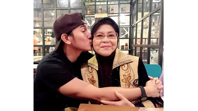 Meski jarang terekspos, Vino beberapakali membagikan momen bersama ibunda. Ia mencium ibunya dengan penuh kehangatan.