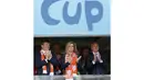 Raja Belanda, Willem-Alexander (kiri) bersama Ratu Maxima menyaksikan langsung laga Robin van Persie dkk kontra Australia di Stadion Beira Rio, Porto Alegre, Brasil, (18/6/2014).(REUTERS/Edgard Garrido)