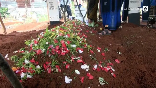 VIDEO: Isak Tangis Pemakaman Santri Korban Pikap Terbalik