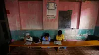 Anak-anak Kashmir saat menghadiri kelas pembacaan Al-Quran di sebuah madrasah lokal selama bulan Ramadan di Srinagar, Kashmir yang dikuasai India, (30/5). (AP Photo / Mukhtar Khan)