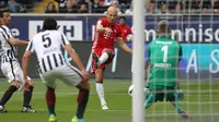 Gelandang Bayern Munchen, Arjen Robben, melepaskan tembaka ke gawang Frankfurt pada laga Bundesliga di Commerzbank Arena, Sabtu (15/10/2016). (AFP/Daniel Roland)