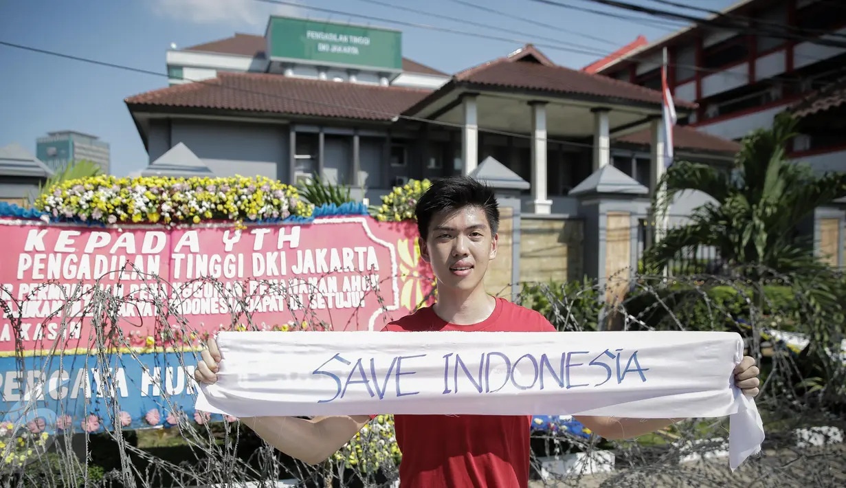 Pendukung Basuki Tjahaja Purnama atau Ahok membentangkan kain "Save Indonesia" saat kembali menggelar aksi di depan Pengadilan Tinggi DKI Jakarta, Jumat (12/5). Massa menuntut agar penangguhan penahanan Ahok dikabulkan. (Liputan6.com/Faizal Fanani)