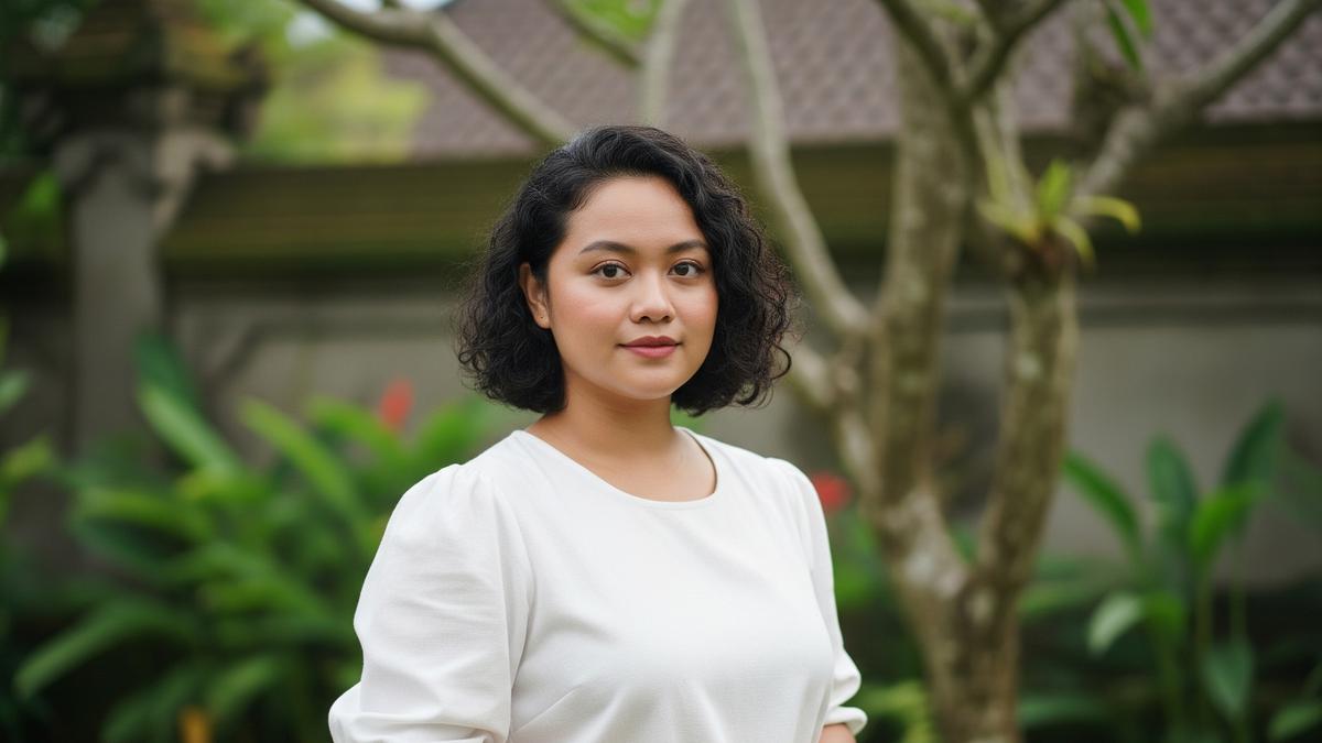 7 Model Rambut Keriting Pendek untuk Wajah Bulat, Tampil Lebih Tirus dan Stylish
