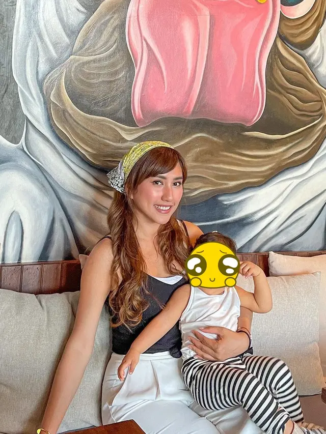 6 Potret Louise Anastasya saat Momong Anak, Disebut Bak Kakak dan Adik