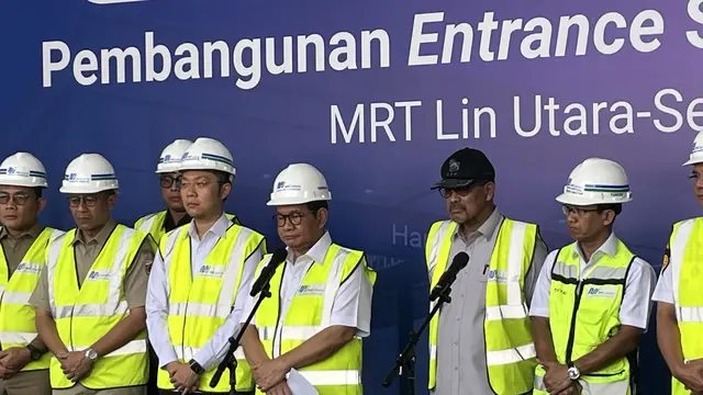 Gubernur DKI Jakarta Pramono Anung saat peletakan batu pertama atau groundbreaking pembangunan entrance Stasiun Harmoni MRT Jakarta Fase 2A.