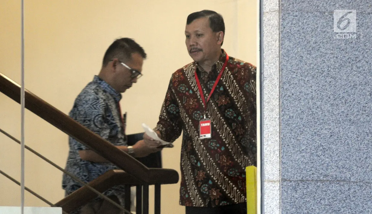 Sekda Jabar Iwa Karniwa bersiap menjalani pemeriksaan oleh penyidik di Gedung KPK, Jakarta, Jumat (30/8/2019). Iwa Karniwa diperiksa sebagai tersangka terkait dugaan menerima suap kasus pemberian izin proyek pembangunan Meikarta di Kabupaten Bekasi. (merdeka.com/Dwi Narwoko)