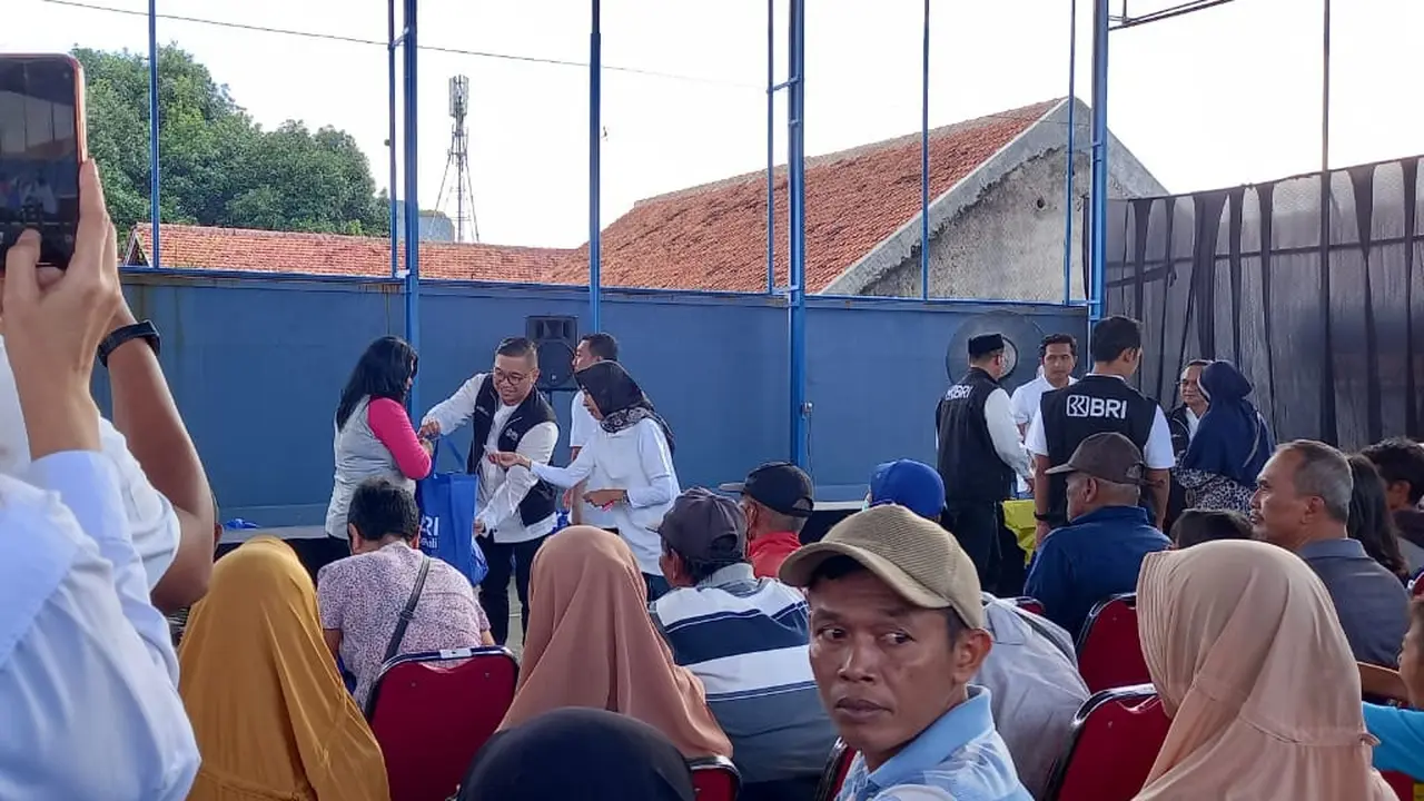 Melalui  program Berbagi Bahagia Bersama BRI Group ini, BRI Life turut ambil bagian berpartisipasi dengan memberikan bantuan paket sembako