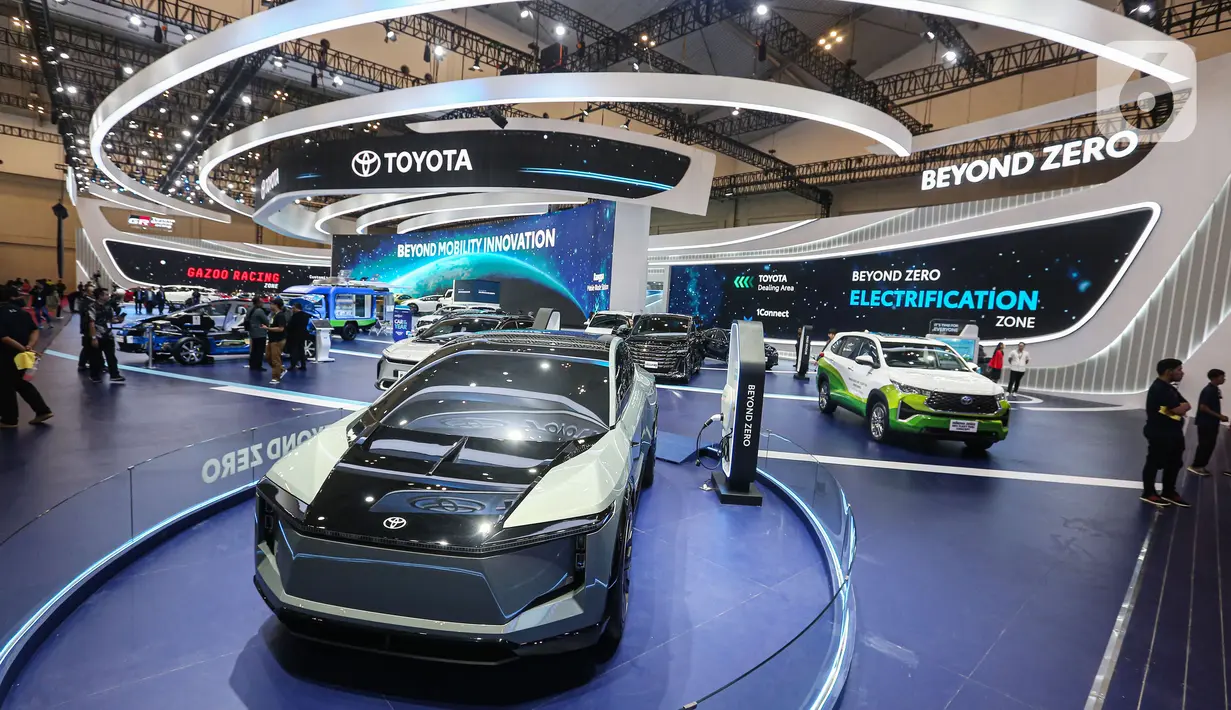 Tidak ketinggalan, PT Toyota-Astra Motor (TAM) memperkenalkan concept car BEV (Battery Electric Vehicle) Toyota FT-3e. (Liputan6.com/Angga Yuniar)